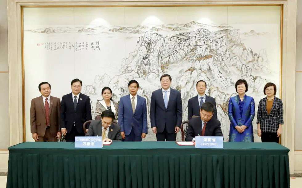 壹号娱乐向老挝万象捐赠7台环卫装备，助力“一带一路”建设