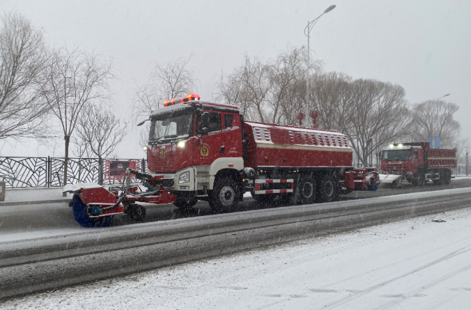 壹号娱乐除冰雪装备全力投入破冰作业，助力北京道路交通安全