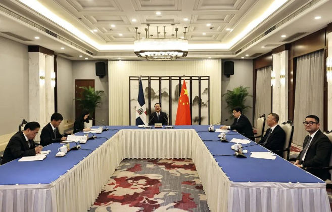 壹号娱乐“助力”多米尼加清运垃圾，毛伟明省长出席线上交接仪式